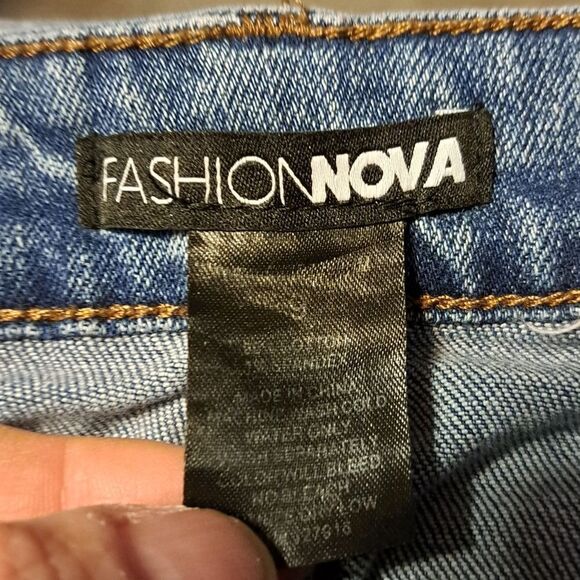 Fashion Nova distressed jeans size 9 - Picture 3 of 4